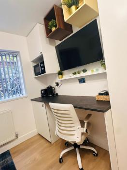 R2 - Elegant Private Room with Kitchenette near QE Hospital Harborne, Birmingham (photo 5)
