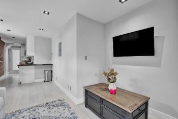 SoHo Designer 2BR with balcony, New York (photo 2)