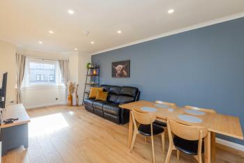 Modern 2 Bed Apartment Near City Centre with Free Parking, Edinburgh (photo 3)