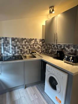 Room 5 - One Bedroom Apartment, London (photo 2)