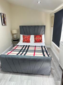Room 5 - One Bedroom Apartment, London (photo 4)