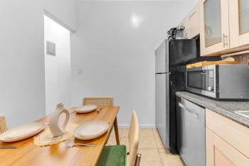Inviting 2Bd Upper East Side Stay with Backyard, New York (Foto 2)