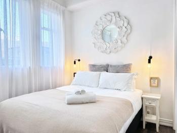 Central Queen St Stylish Penthouse 1BR Gem, Auckland (photo 3)