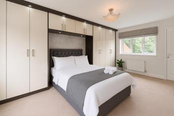 Waggon by Alt-Stay Accommodation - 4 Bed Detached Contractor and Relocation Accommodation in Leeds with Fast Wi Fi, Driveway Parking, Netflix, Full Kitchen, Laundry Facilities - Long Stay Ready with Weekly and Monthly Rates, Leeds (Foto 2)