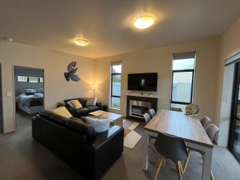 Spa, mountain views & a gas fireplace, Охакуне (фото 3)