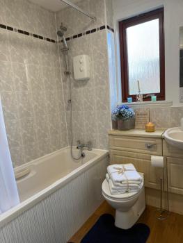 Flat near to City Centre attractions - Free parking, Edinburgh (photo 5)