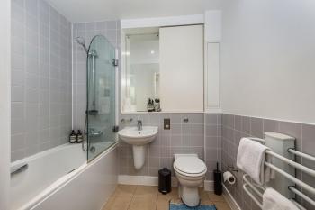 Central Cosy Canal-side 2Bed 2Bath, London (photo 2)