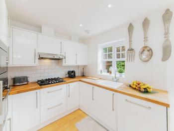Beautiful 4 bedrooms house private parking & garden 7 min from tube, Londyn (zdjęcie 5)
