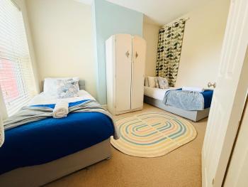 2 BED home in Birmingham Contractors free parking and fast Wi-Fi, Birmingham (foto 5)