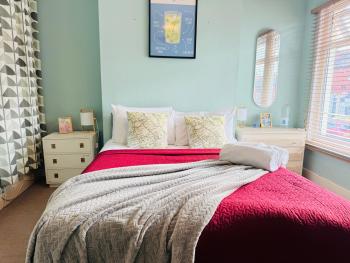 2 BED home in Birmingham Contractors free parking and fast Wi-Fi, Birmingham (foto 2)