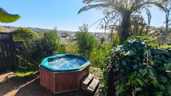 Spa Retreat Spacious 7 BRS 3 Baths Movie Lounge nice Garden with Parking, Auckland (photo 2)