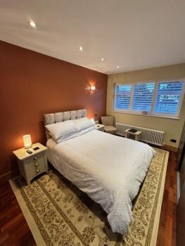 Cosy double room with a separate shower room, or upgrade to a deluxe double room with en-suite facilities with just a 2 minute walk to Train station, Londyn (zdjęcie 2)