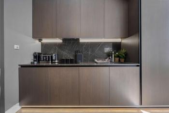 Sleek Soho Apartment - King bed - AC - Sleeps 4, Londyn (zdjęcie 3)