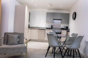 CENTRAL Luxury 2BR Apartment Manchester, Manchester (photo 3)