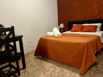 Comfortable Private Rooms - Wonderland B&B - Shuttle services available, Antigua Guatemala (foto 4)