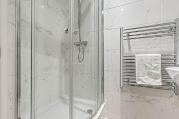 NEW BUILD - Modern Lux Broad St City Centre 2 Bedroom Apt, 2 Bathroom - Birmingham City Centre - Smart TVs with Netflix - Long Stays Allowed - 5 mins walk to Brindley Place, 1 min to Broad Streets Bars and Restaurants, Бирмингем (фото 3)