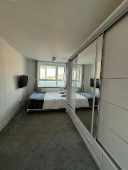 Private Room with King Size Bed, TV and Shared Bathroom, London (photo 5)