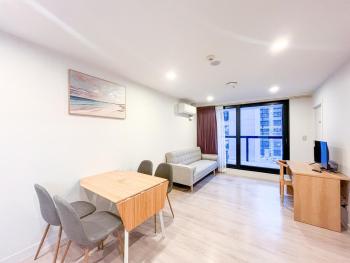 Stylish 2BR City Retreat with Cityscape Views, Pool & Gym V74, Auckland (foto 4)