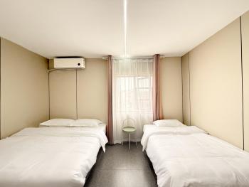 云巷酒店Shanghai Yunxiang Hotel provides 24-hour and 7-day airport pick-up and drop-off service round-the-clock butler service available at your request anytime elegant peaceful courtyard, we uphold the service tenet that guests are our top priorit, Shanghai (Foto 4)