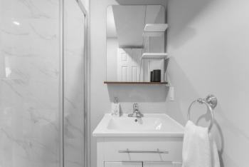 Modern 2-Bed, 2-Bath BSMT suite with Pvt Entrance Free Parking and Wi Fi, Pickering (foto 5)