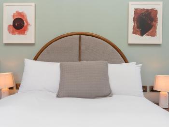 Pass the Keys King Room in superb Central Bath Location, Bath (photo 5)