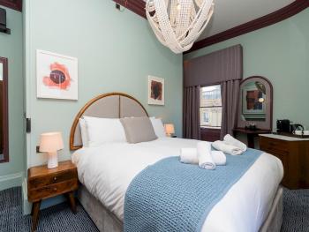 Pass the Keys King Room in superb Central Bath Location, Bath (photo 4)