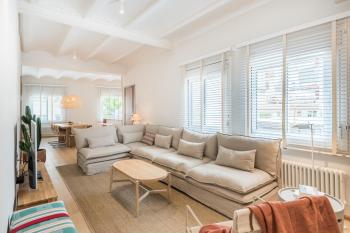 Mediterranean Retreat with 4-Bedroom, 3-Bath Apartment in Barcelona, Barcelona (Foto 3)