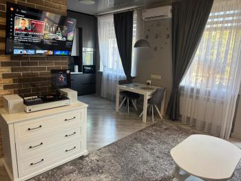 Ексклюзивні апартаменти  VINYL HOUSE на центральному проспекті, програвач вінілу з платівками, великий Smart TV,преміум-підписки YouTube та онлайн-кінотеатрів , кавомашина, відкритий балкон, ЗВІТНІ ДОКУМЕНТИ, Кривой Рог (фото 2)