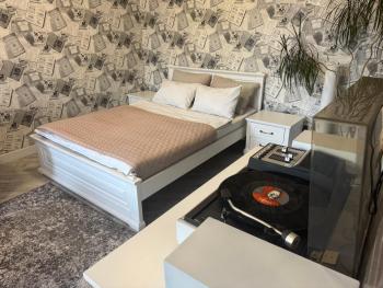 Ексклюзивні апартаменти  VINYL HOUSE на центральному проспекті, програвач вінілу з платівками, великий Smart TV,преміум-підписки YouTube та онлайн-кінотеатрів , кавомашина, відкритий балкон, ЗВІТНІ ДОКУМЕНТИ, Кривой Рог (фото 3)