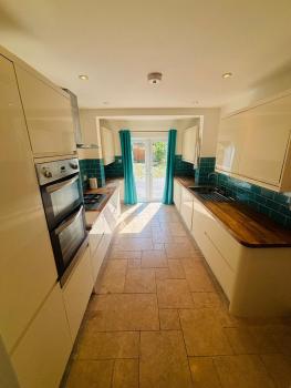 Large Bath Home - 3 Bedrooms, Sleeps 8, Bath (foto 3)