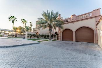 Private Beachfront Villa with Pool Access, Minutes from Nakheel Mall and Monorail, Canal Cove, Palm Jumeirah by Deluxe Holiday Homes, Dubai (photo 3)