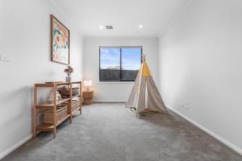 Bright & Roomy 5BR Clyde North Home, Clyde North (photo 4)