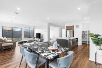 Bright & Roomy 5BR Clyde North Home, Clyde North (photo 3)