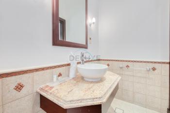 Luxury Beachfront Villa with Direct Beach Access, Next to Community Pool, Close to the Thrills of Aquaventure Waterpark, Canal Cove, Palm Jumeirah by Deluxe Holiday Homes, Dubaj (fotografie 5)