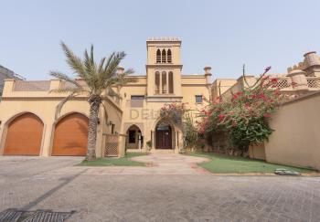 Luxury Beachfront Villa with Direct Beach Access, Next to Community Pool, Close to the Thrills of Aquaventure Waterpark, Canal Cove, Palm Jumeirah by Deluxe Holiday Homes, Dubaj (fotografie 2)