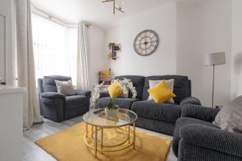 Newly Renovated 4BR House with lots of amenities, Liverpool (photo 3)