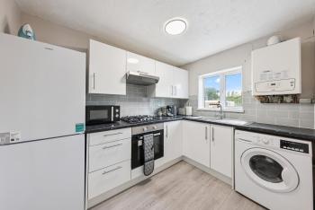 3Bed, Sleeps 7, TV in Each Room, Garden, Parking, Basildon (photo 2)