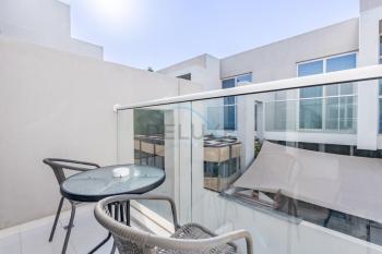 Furnished 3-Bedroom Townhouse, Just Minutes Drive from Al Marmoom Heritage Village and Popular Dubai Attractions, Albizia, Damac Hills 2 by Deluxe Holiday Homes, Dubai (photo 4)