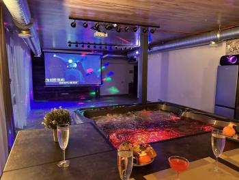 Skyhouse SPA Cinema and Party apartment, Riga (Foto 3)