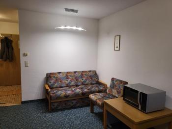 Zimmer mit Küchenzeile in einer abgelegenen ehemaligen Hotelanlage, Vohenstrauß (Foto 5)