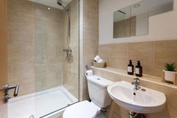 Central City Stay, 2 Bed 2 Bath, Sleeps up to 7, Netflix, Liverpool (photo 4)
