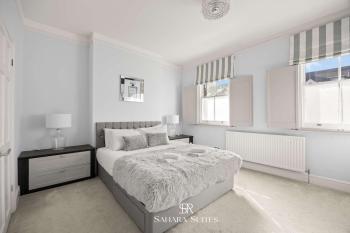 New Stylish 4BR - Windsor City Centre - Sleeps 6, Windsor (zdjęcie 2)