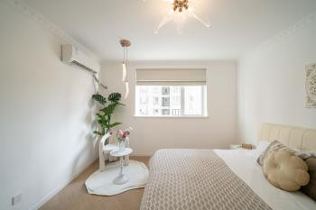YuLou - Sunlit French-Inspired Flat with Generous Open Space, Shanghai (foto 2)