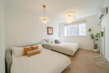 YuLou - Sunlit French-Inspired Flat with Generous Open Space, Shanghai (foto 3)