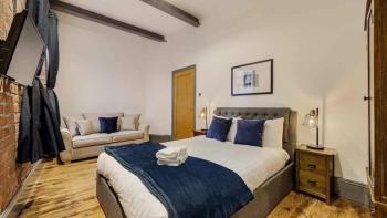 Central Warehouse Apt - Sleeps 8, Pet Friendly, Liverpool (photo 2)