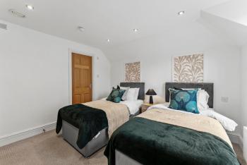 Stylish Roman Bath Apartments - Sleeps 12, Бат (фото 5)