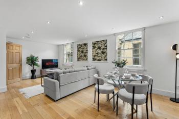 Stylish Roman Bath Apartments - Sleeps 12, Бат (фото 2)