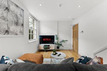 Stylish Roman Bath Apartments - Sleeps 12, Бат (фото 3)