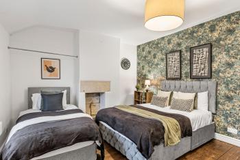 Lovely Central Bath House - Parking - Sleeps 7, Бат (фото 2)