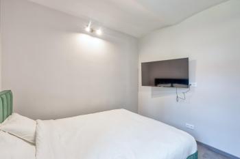 Stylish Escape with 50TV - Free Parking & Sauna, Riga (foto 4)